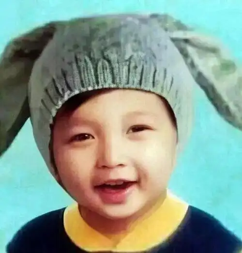张艺兴的小时候,胖的真可爱.