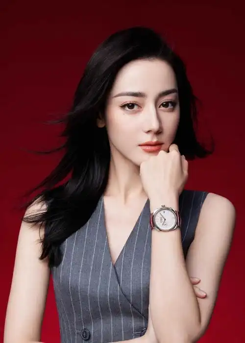 沛纳海全球品牌代言人迪丽热巴##迪丽热巴红裙卷发复古造型