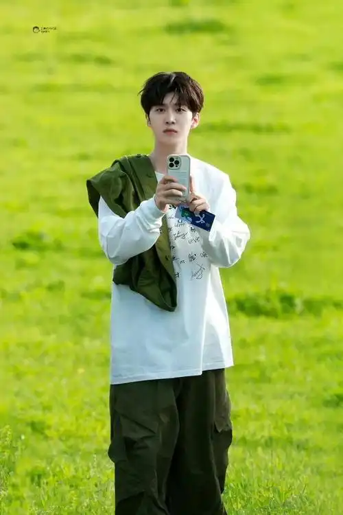 范丞丞的穿搭合集,帅气潮男必备,显眼包的衣品有多绝