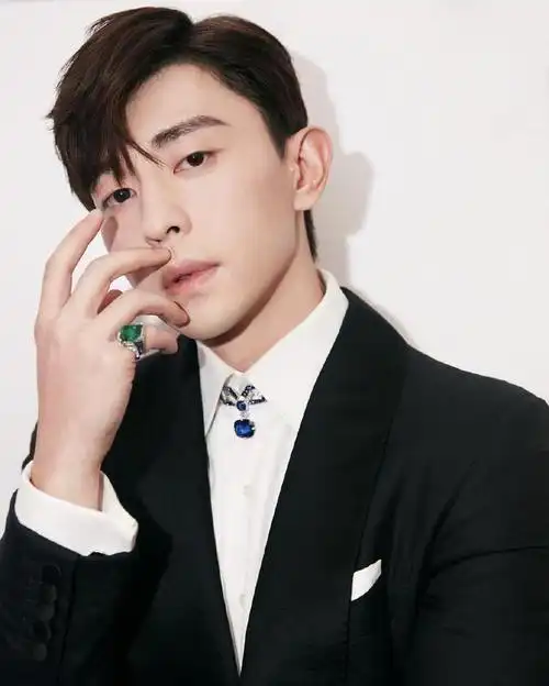 邓伦黑色西装亮相品牌活动身姿挺拔如王子尽显阳光与绅士