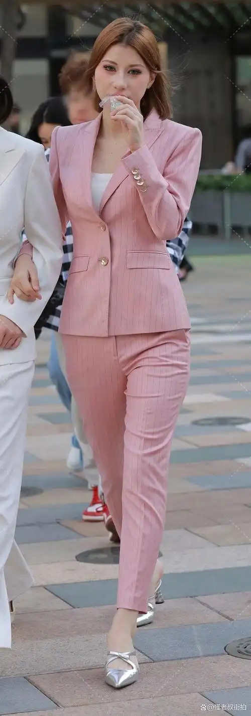 粉色西服套装搭配银色单鞋,是一种非常时尚,优雅的穿着方式.