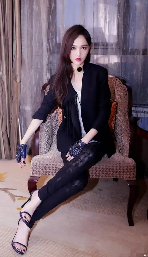 赏金猎人唐嫣皮裤臀部