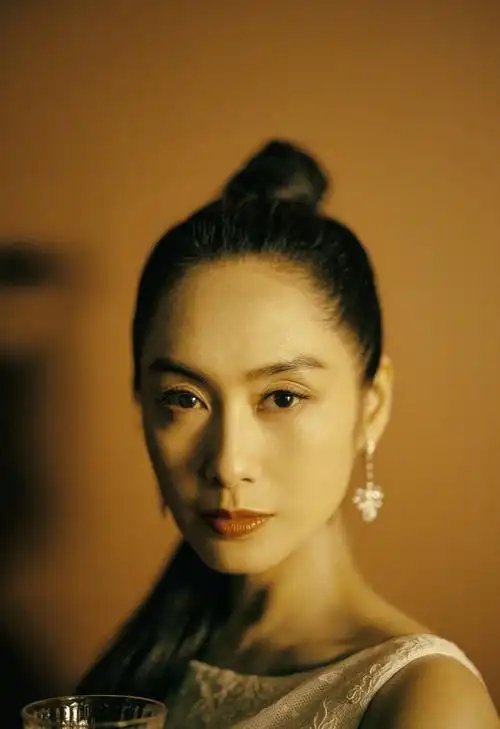 朱茵高束马尾清冷优雅 尽显港风复古格调