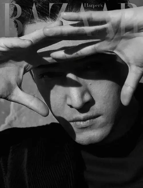 胡歌城市之上大片释出黑白色调演绎出电影质感