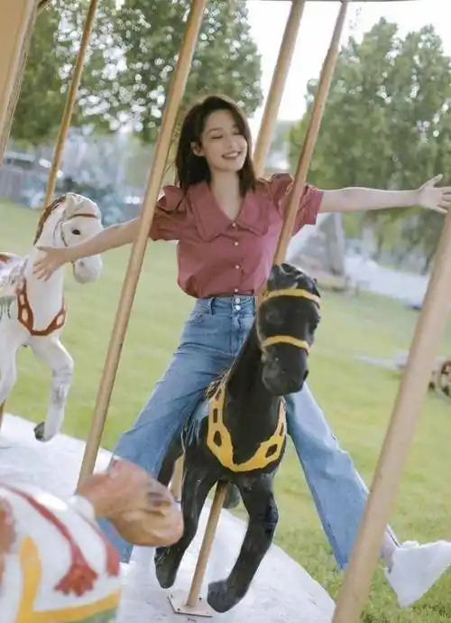 原创31岁李沁晒夏日浪漫写真公主衫打扮超甜美玩旋转木马自嘲幼稚