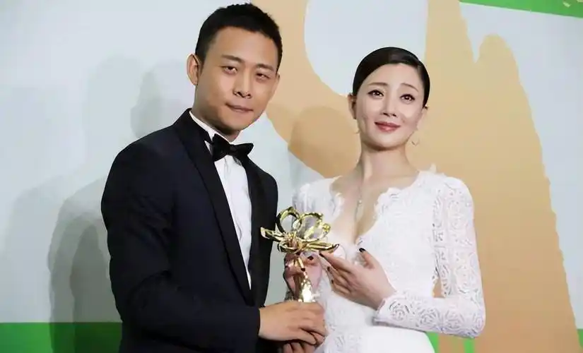 44岁张译和殷桃在酒店前拥抱,神情疲惫,女方一头长发如瀑特惊艳