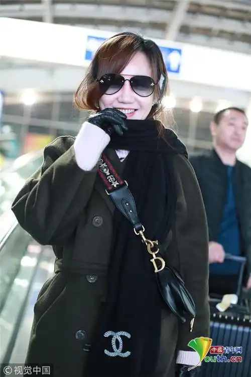 薛佳凝戴围巾手套保暖措施齐全一路微笑心情好