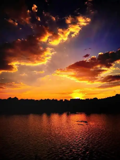 沾益夕照流光鎏金云霞