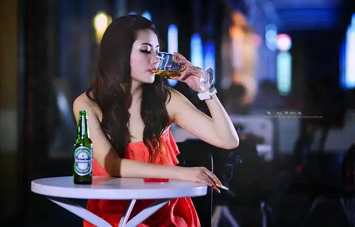 请问这种默默喝酒让人看起来伤感有心事的美女图片哪里有