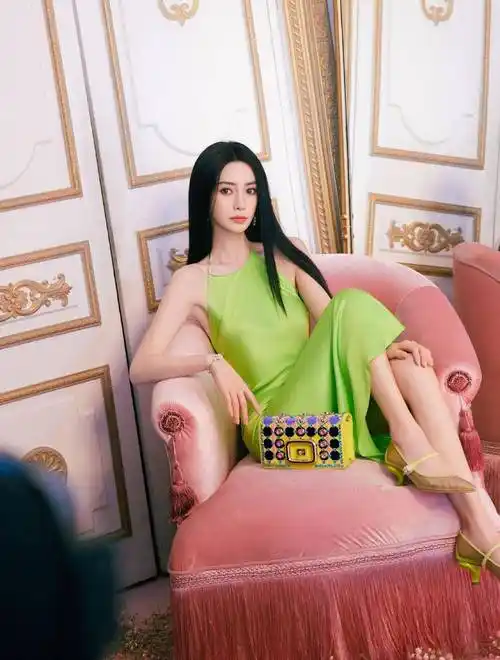 angelababy绿色露背缎面裙造型好美,配上黑长直发型,高贵又惊艳_裙子