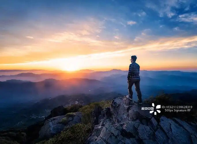 站在高高的山顶上