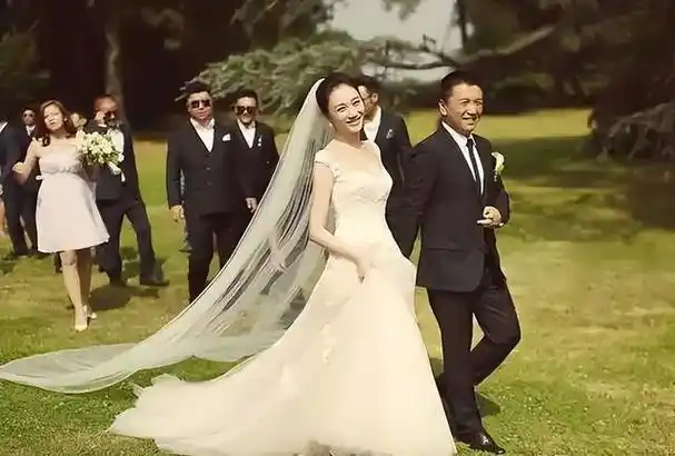 真是老天爷追着喂饭吃,长成这样,谁敢信李小冉今年48了