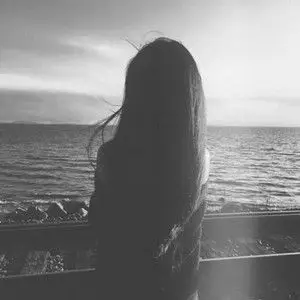 黑白女生背影图片