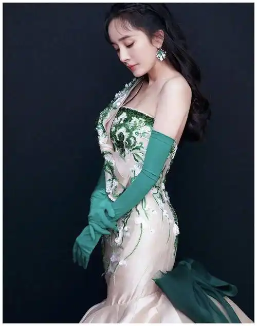 杨幂真是"人间尤物",绿色刺绣鱼尾裙美得高级精致,凹凸感真强