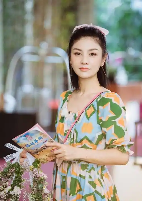 她嫁给沙溢9年生下俩儿子,今穿印花裙戴粉色蝴蝶结,甜美成少女_胡可
