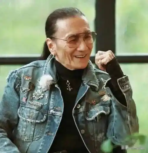 88岁谢贤近况曝光,拄着拐杖获专人照顾,据悉谢霆锋王菲刚探望过