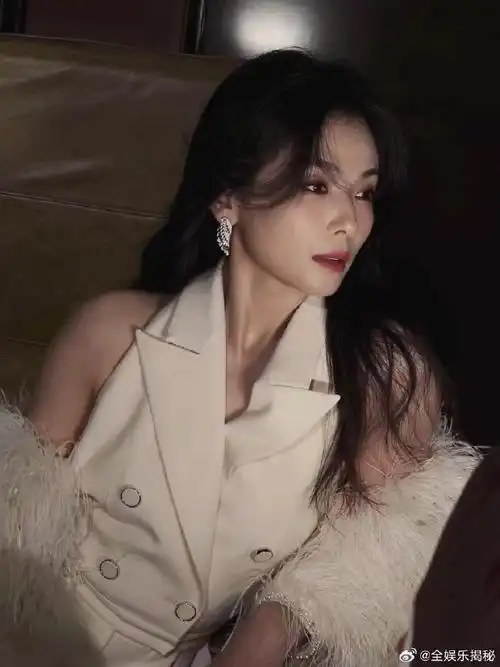 刘涛白色露肩马甲连体裤