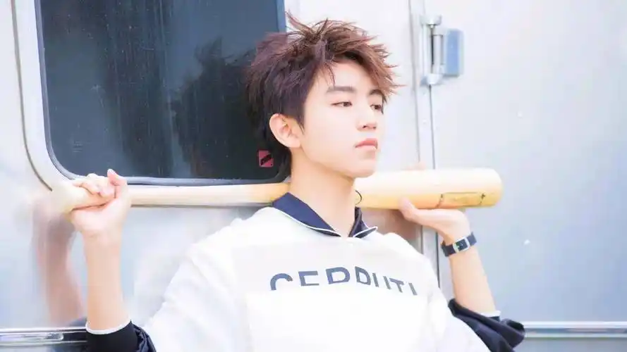 10.14娱乐资讯:杨幂,檀健次,王俊凯,杨紫,胡歌,张凌赫