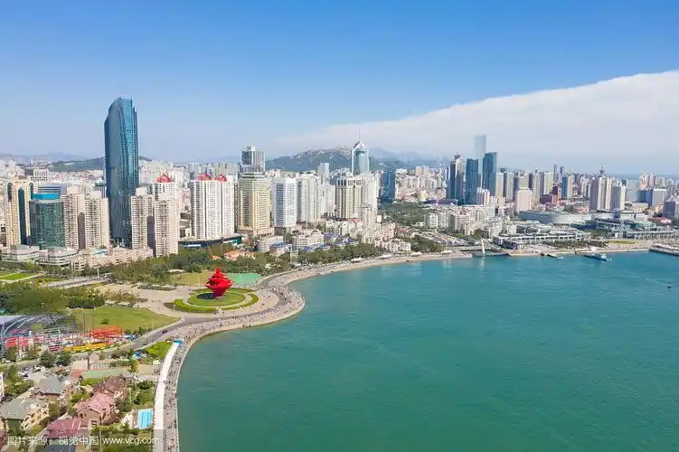 多云天空下的青岛城市鸟瞰图