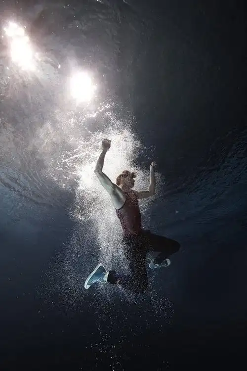 求欧美男生入水图!