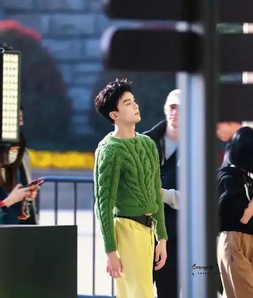 吴磊这绿毛衣和这腰带看起来有点奇怪但还是很帅气的