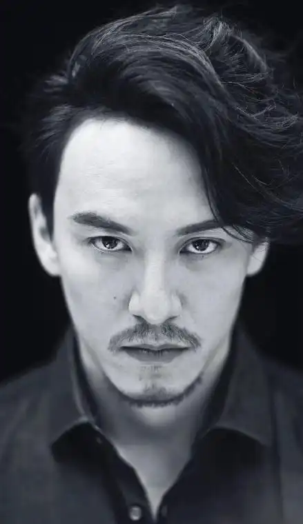 唇须是男士胡须造型的最基础款,适用度普遍较高.