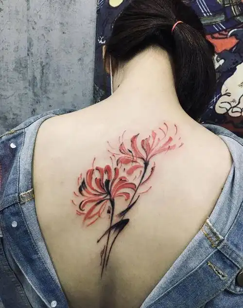 背部彼岸花纹身图片_肩部背部水墨水彩花苒彼岸花纹身图案