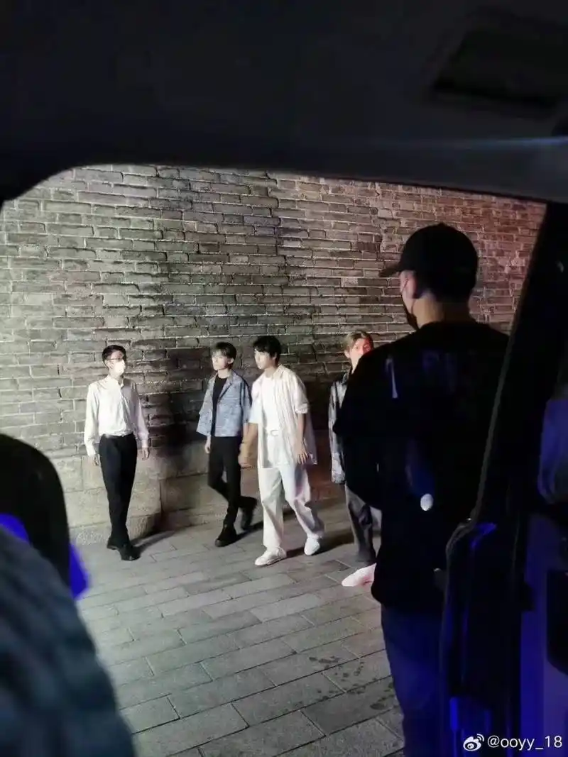 王俊凯易烊千玺牵手错位图