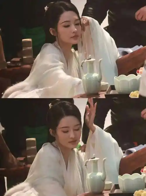 李沁新照曝光,她以清新脱俗的形象再次吸引了大众的目光.