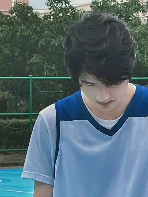 刘昊然打篮球照梦回余淮