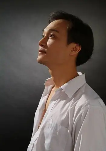 3月27日,央视张国荣模仿赛冠军钟浩回到他的多年驻唱地杭州,向媒体