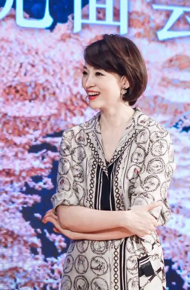 董卿不愧是央视台柱子波波头配长裙温婉干练未修图也尽显美态