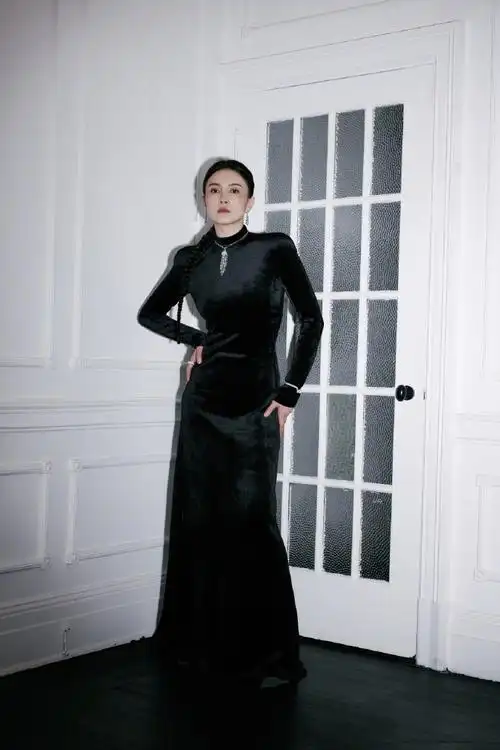 上海国际电影节#@宋佳亮相上海国际电影节红毯,作为本届电影节评委会