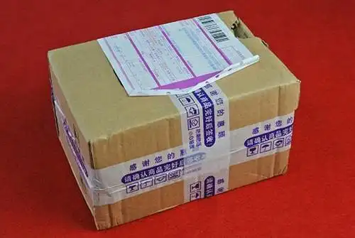 车上掉下快递包裹 有人想顺手牵羊?