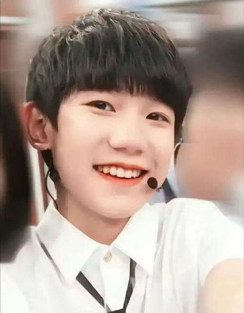 王源小时候的汤圆幼年体简直可爱到爆炸,软萌又灵动,完全就是治愈系的