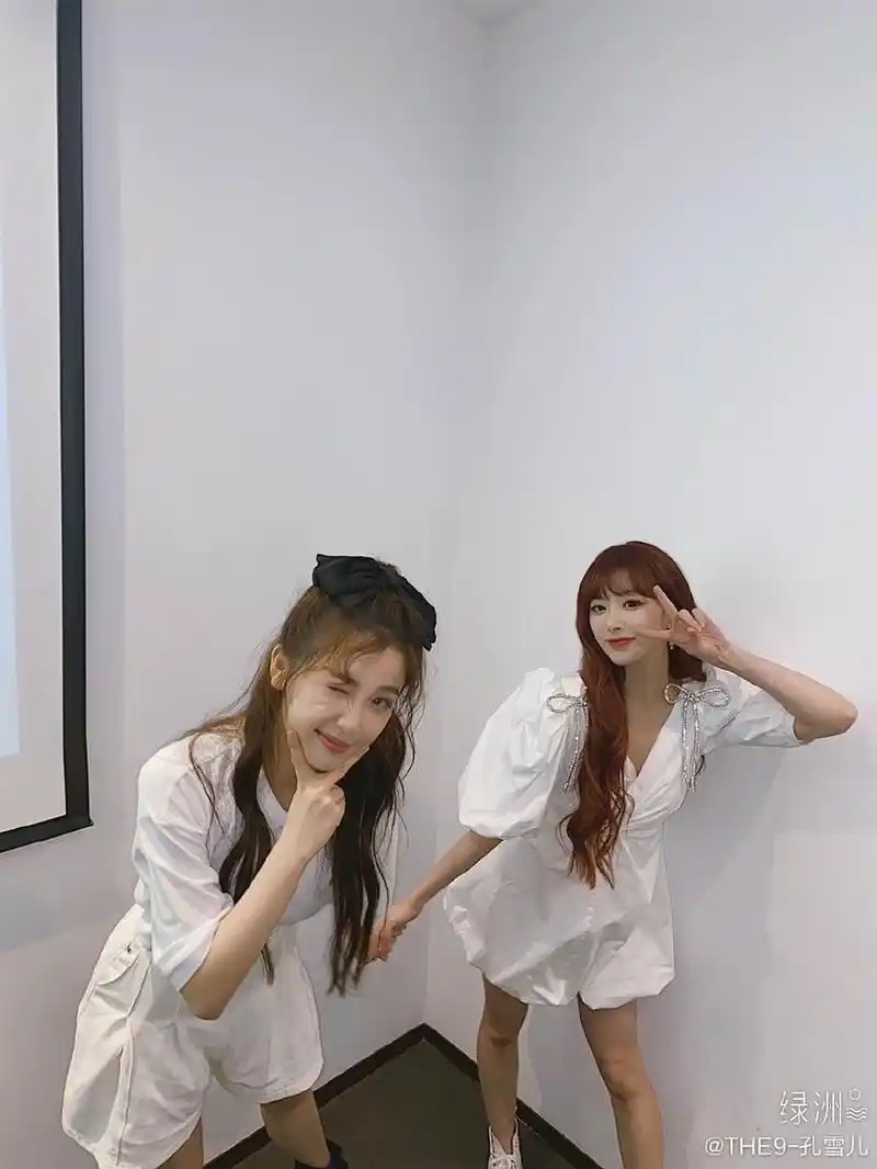 组图孔雪儿绿洲晒the9首次活动美照与虞书欣手拉手亲密无间