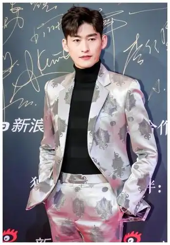 张翰纽约街拍照曝光,网友:原来占总衣品这么好!