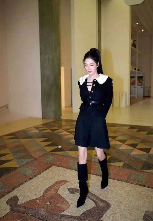 张雨绮米兰时装周造型,娃娃领小黑裙搭配长筒靴,时尚又减龄!