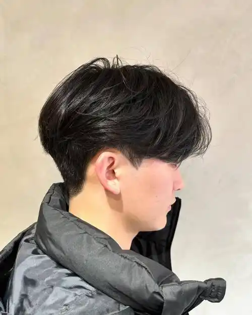 两侧铲短立体后脑勺男发,上面留长梳个分头,尽显男士时尚与帅气_发型