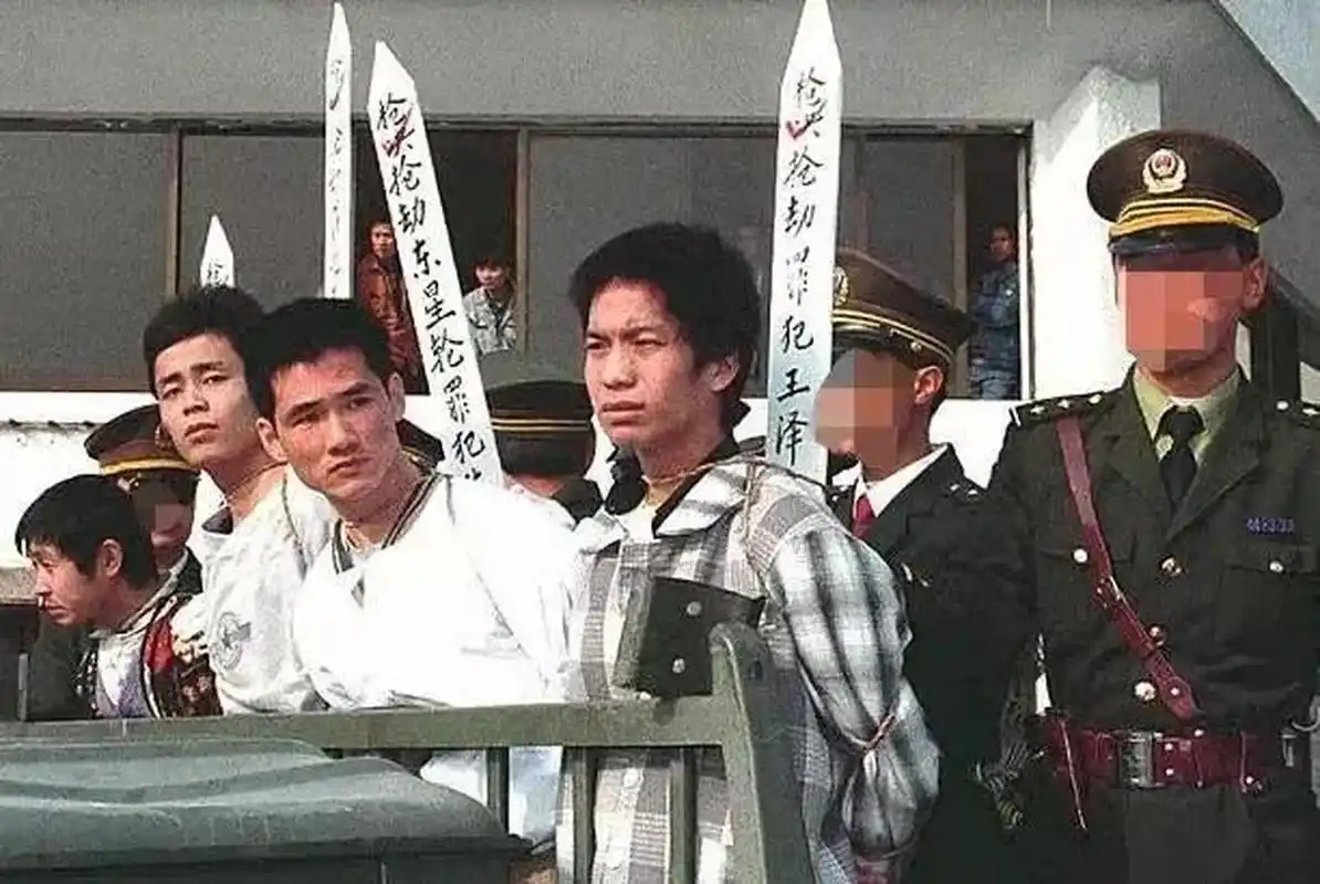 领动计划# 这是90年代初期,某市公判大会后,即将被押赴法场执行枪决