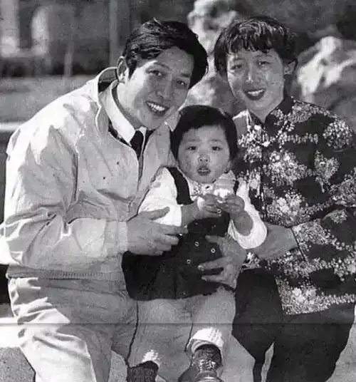 唐国强女儿唐莉生母离世时让她替母报仇如今却和继母亲如一家