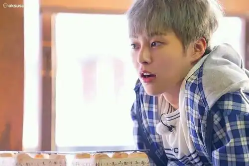 exo-cbx_xiumin金珉锡_爬梯子的旅行