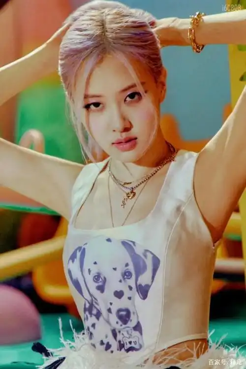 韩国女团blackpink成员rose近日受邀为某杂志最新一期