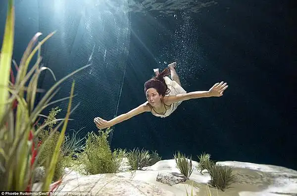 好莱坞明星罕见"水下写真"首次公开展览(图)
