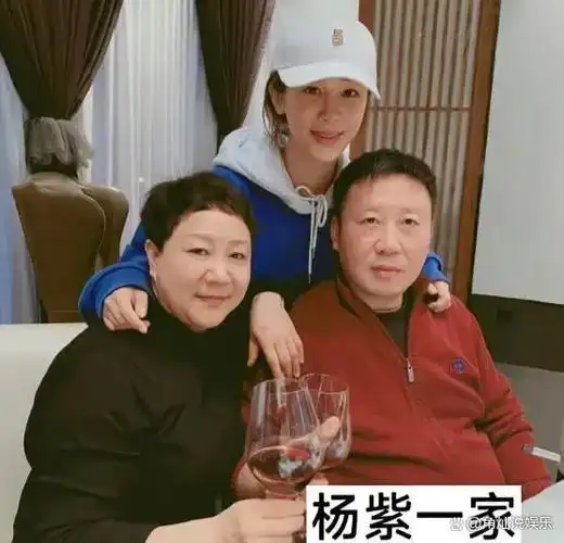 明星们的全家福看看长得像妈妈还是爸爸呢