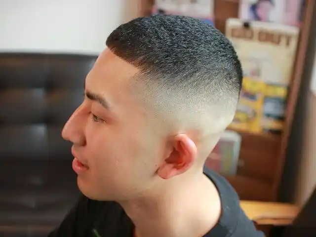 脸大又圆的男生适合什么发型(脸圆头大的男生适合什么发型)