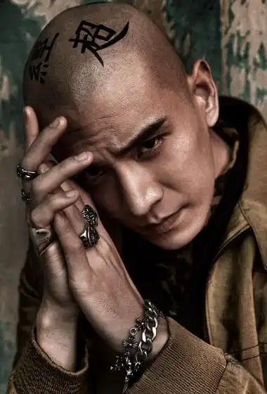 明星图片 大陆 男 经超 > 经超酷痞光头造型时尚街拍图片(8/8)