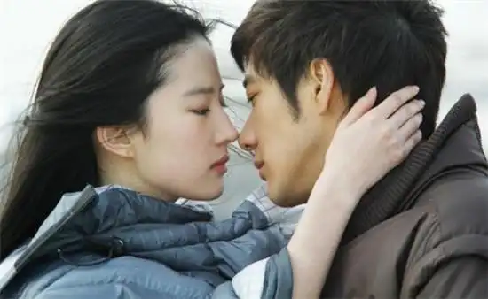 《恋爱通告》中刘亦菲与王力宏才子佳人