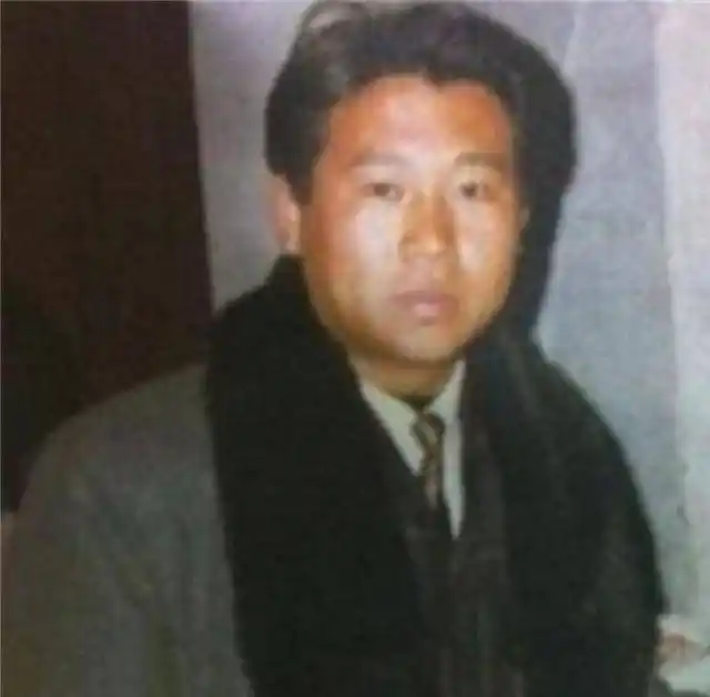 原创郭德纲上学时照片曝光戴着红领巾两个酒窝笑容腼腆