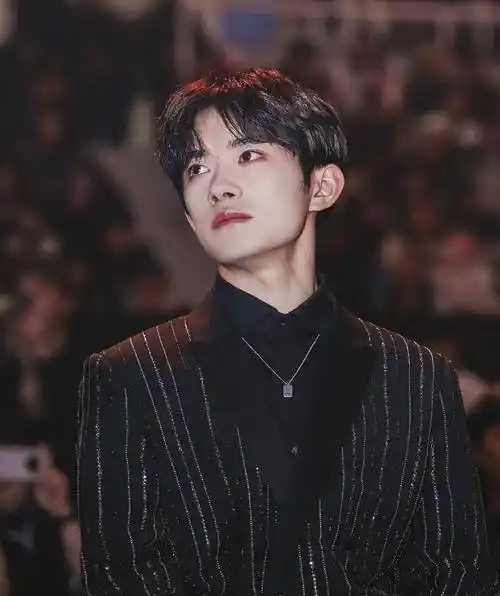 20岁的易烊千玺内娱首位主流杂志满贯,首登费加罗拿下四封面_时尚